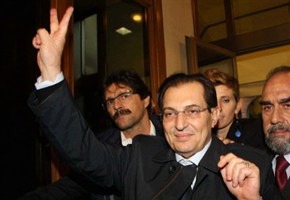 Rosario Crocetta mostra il gesto di vittoria